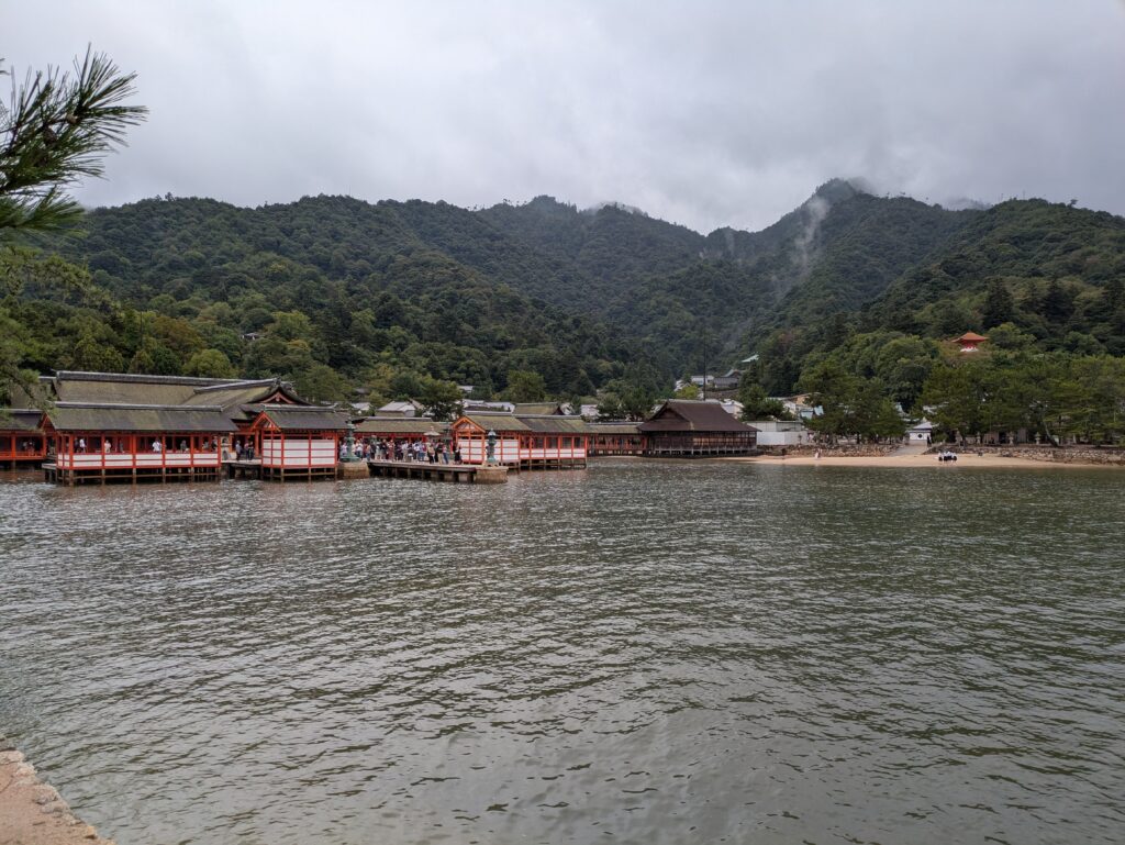 海に浮かぶ厳島神社