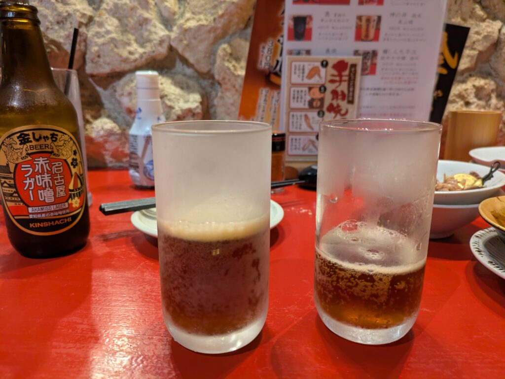 グラスに注いだ赤味噌ラガー