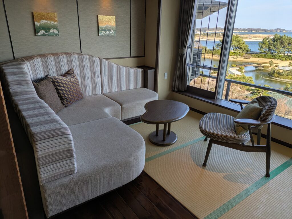 一の坊客室のソファ
