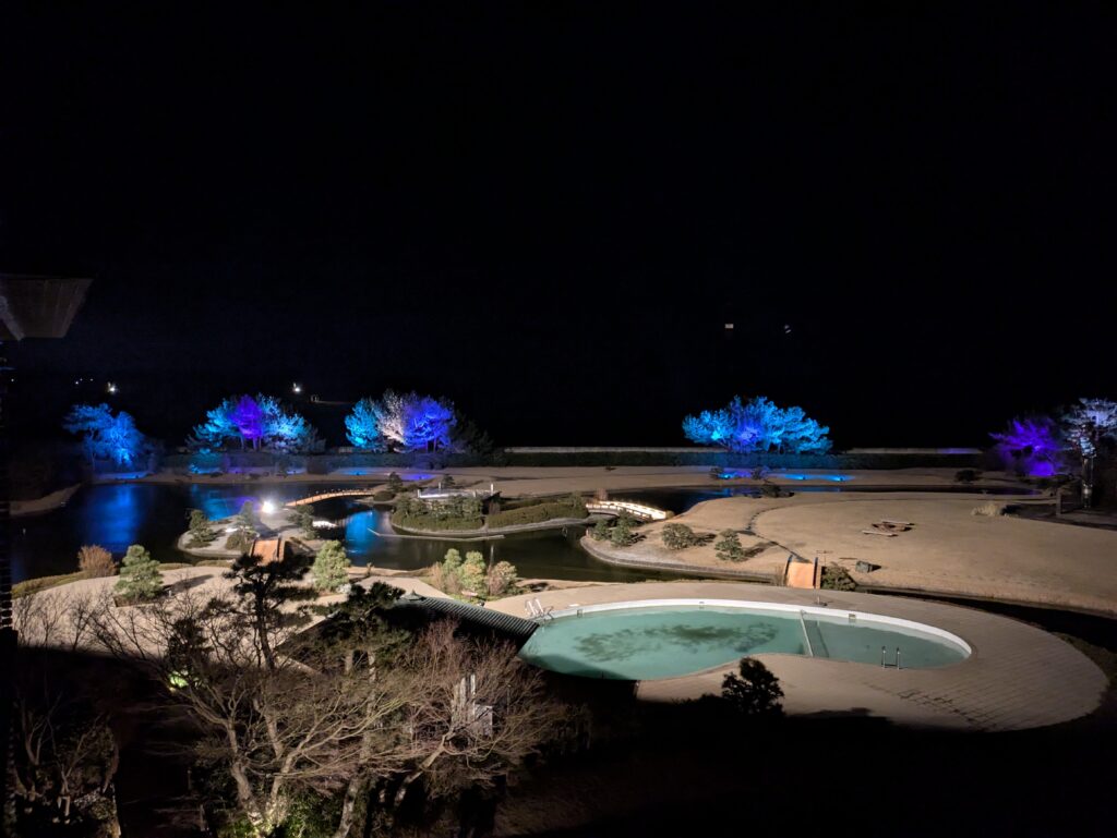 ライトアップされた水上庭園