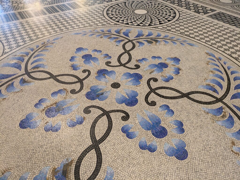 ロビー床のモザイク画