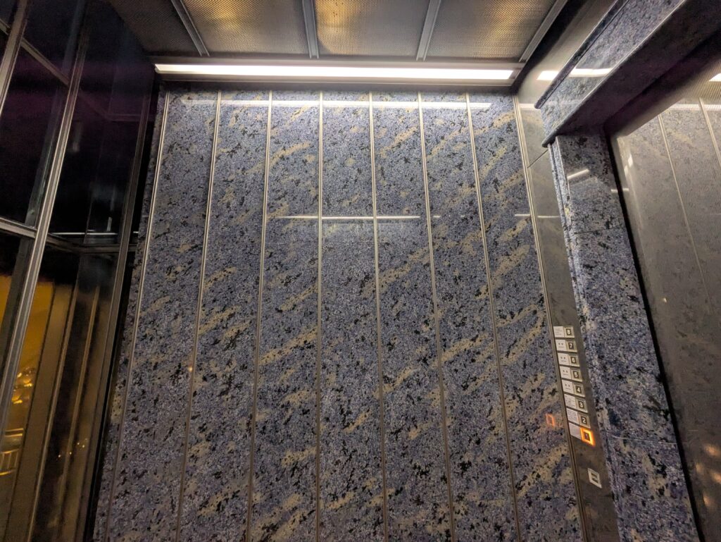 ホテル川久のエレベーター内装