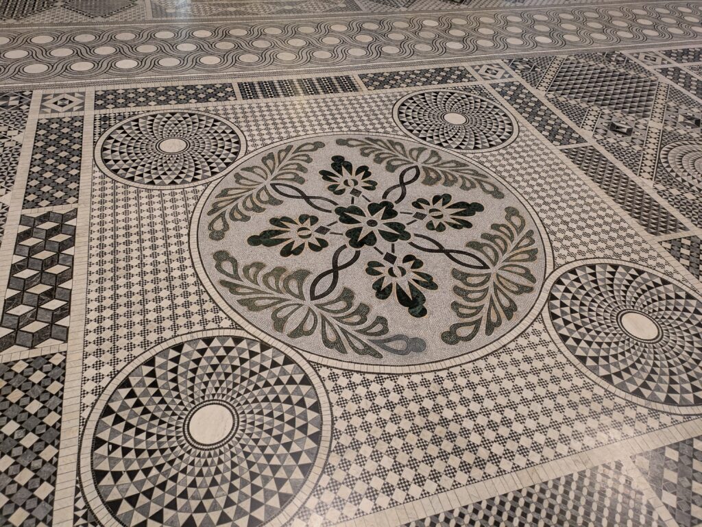ロビー床のモザイク画