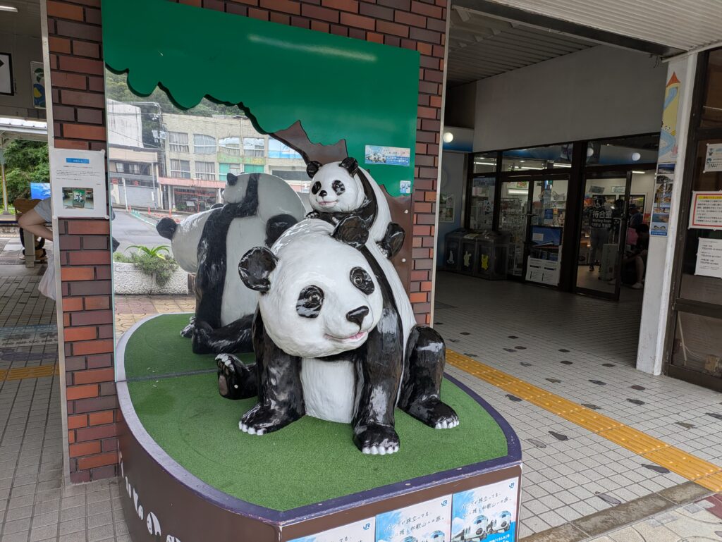白浜駅前のパンダ像