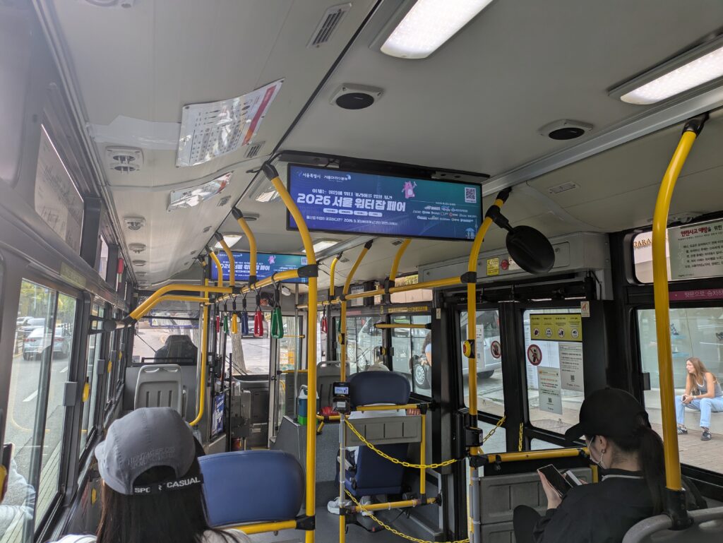 ソウルのバスの車内電光掲示板