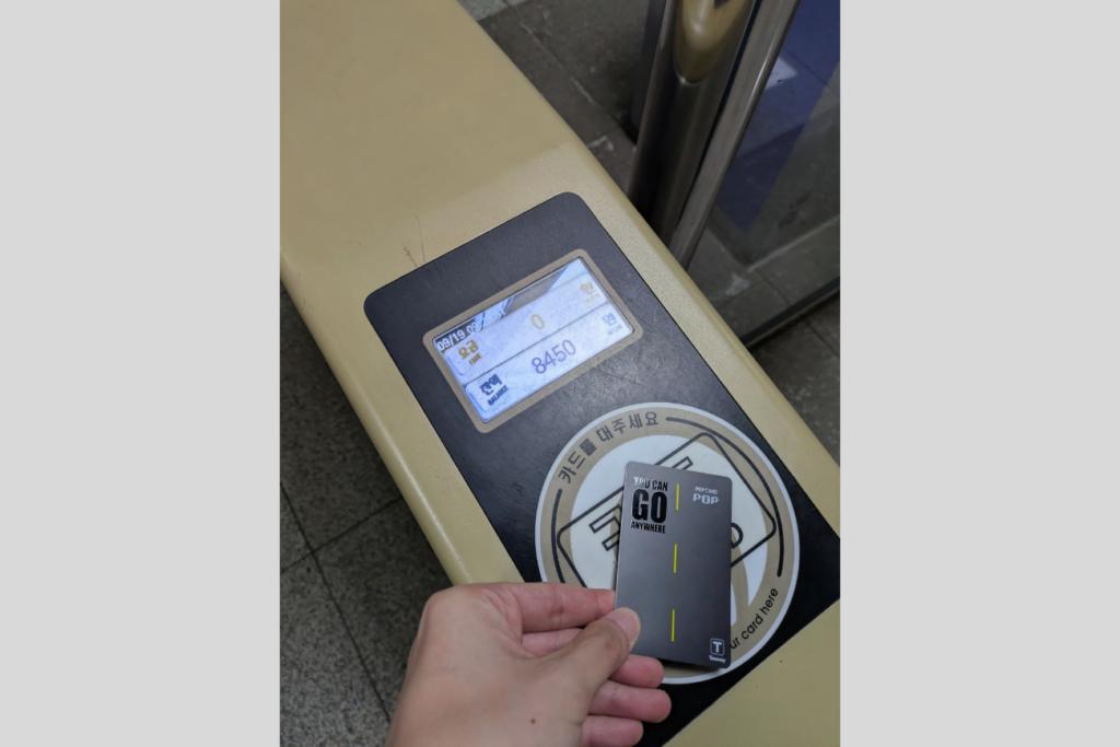 T-moneyを改札にタッチした様子