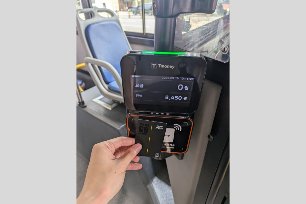T-moneyをバス乗車時にタッチした様子