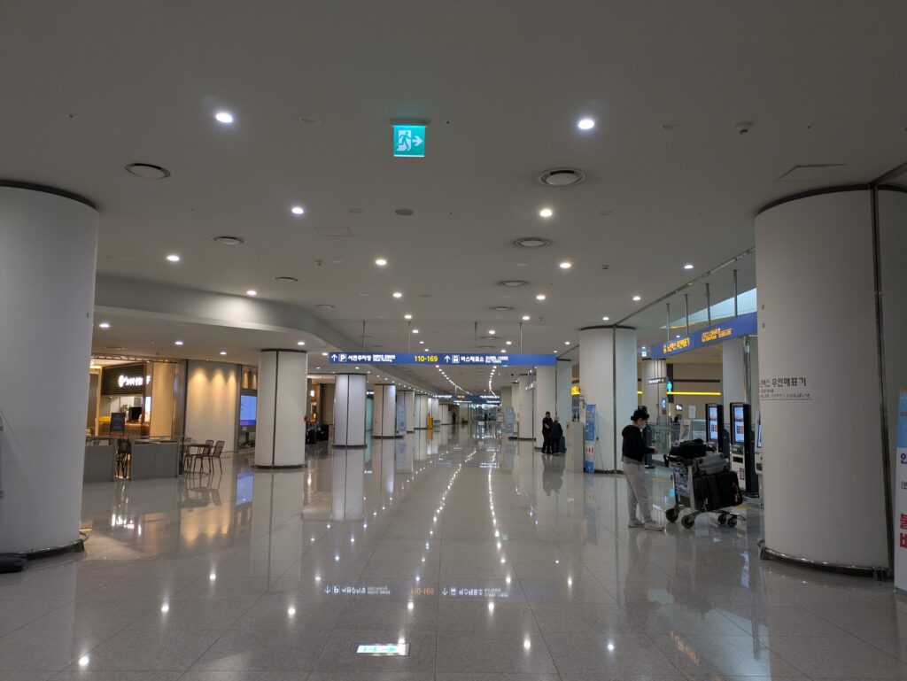 CUと自動券売機の前の通路