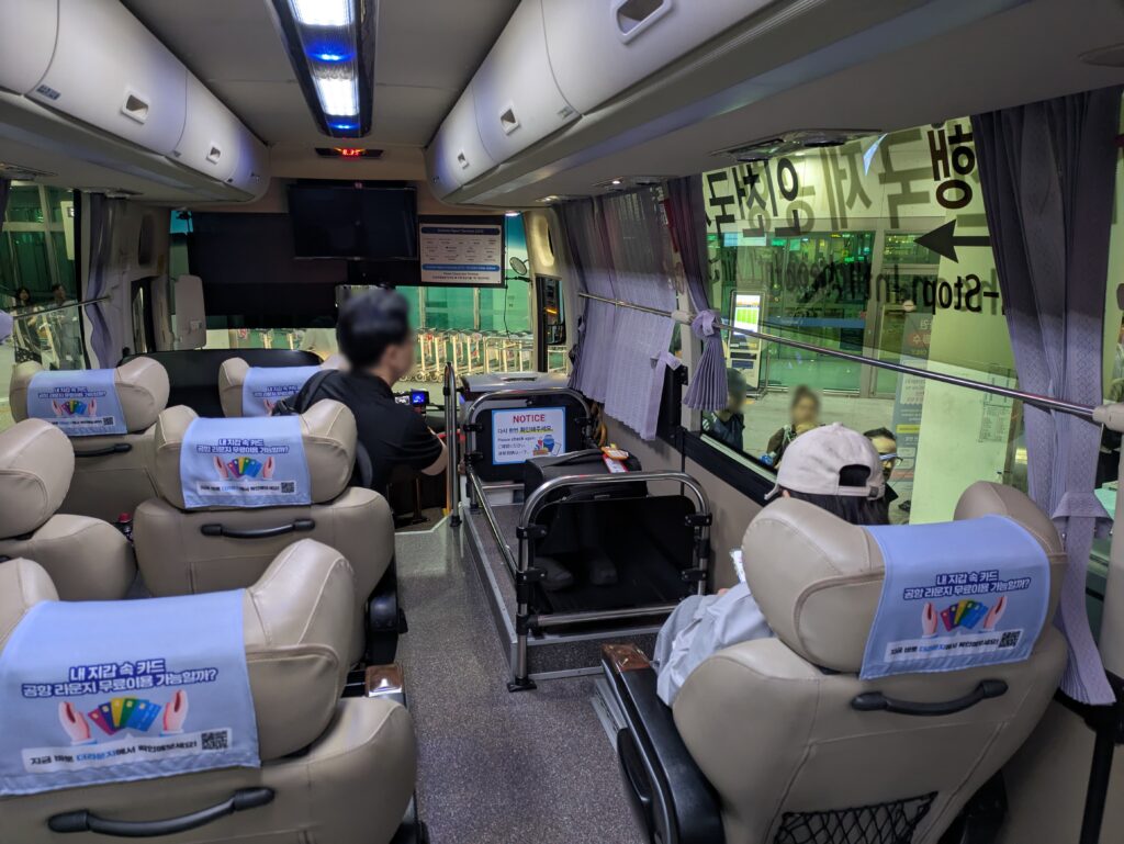 バス車内の様子