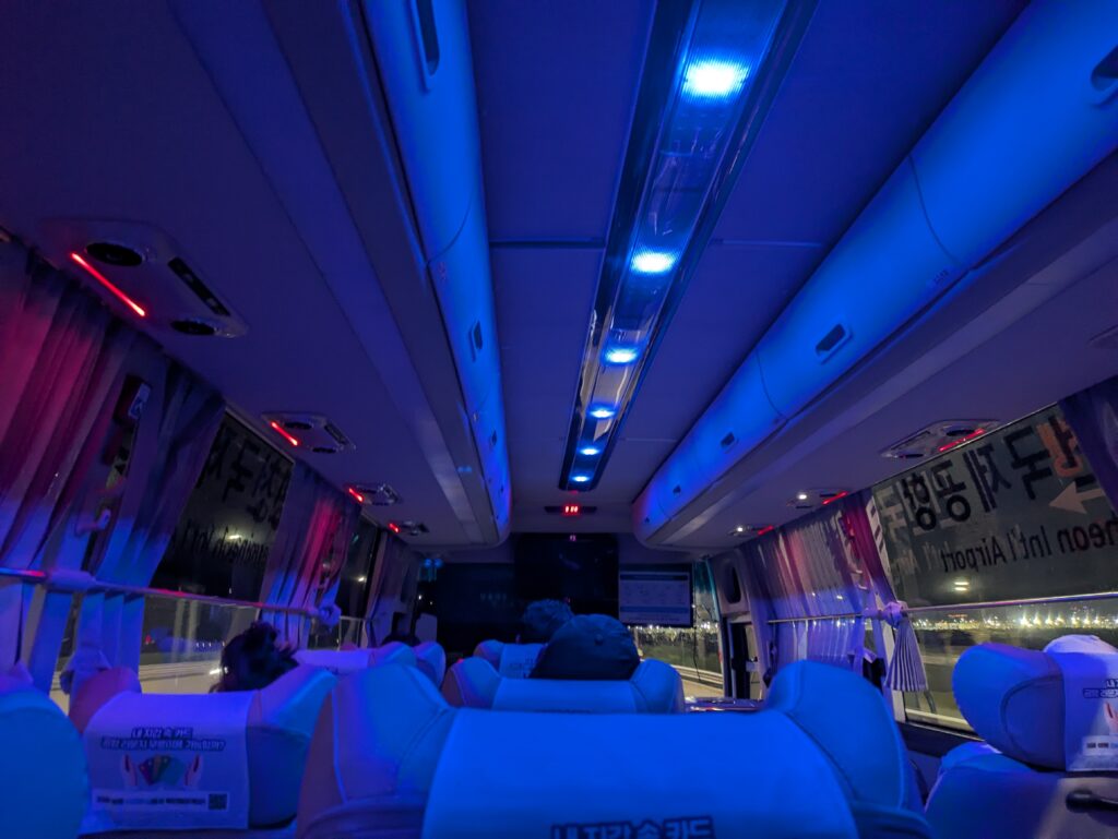 走行中の照明を落とした車内