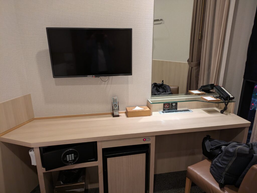 客室のデスク・テレビ