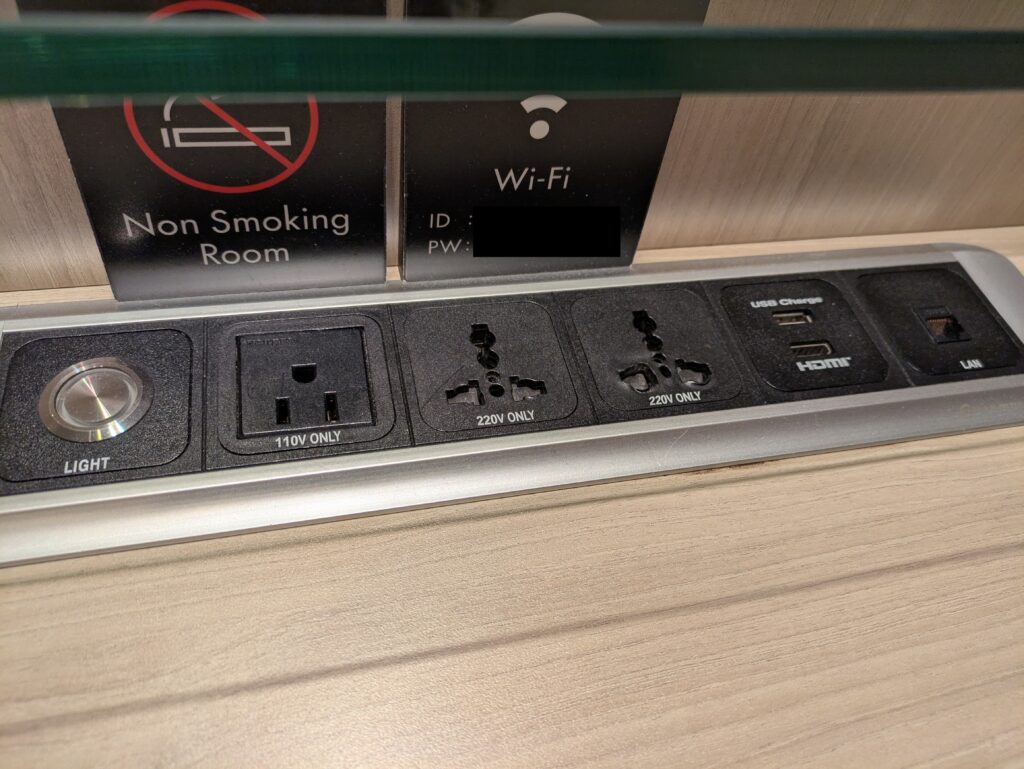 デスクのコンセント