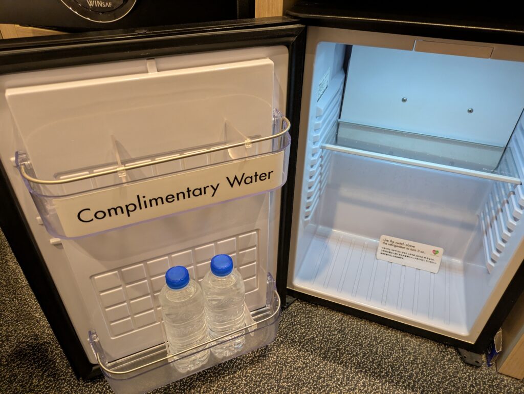 冷蔵庫と無料の水