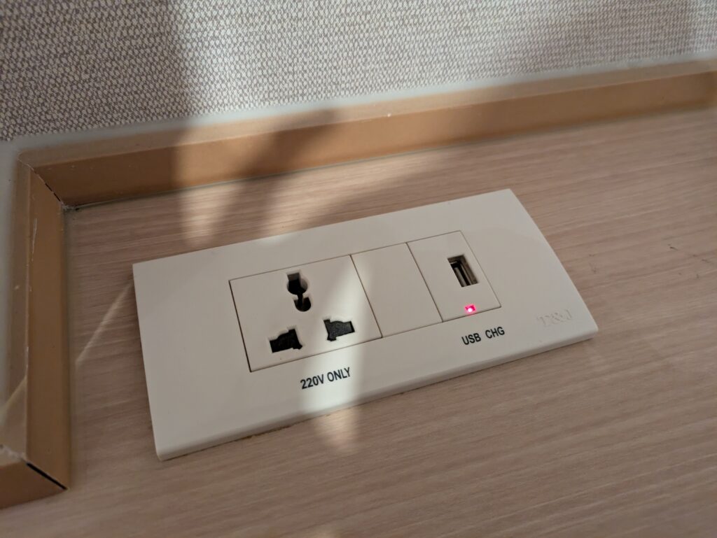 ベッド付近のコンセント