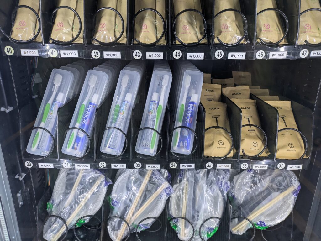 ドーミーインソウル江南の自販機にあった歯ブラシ