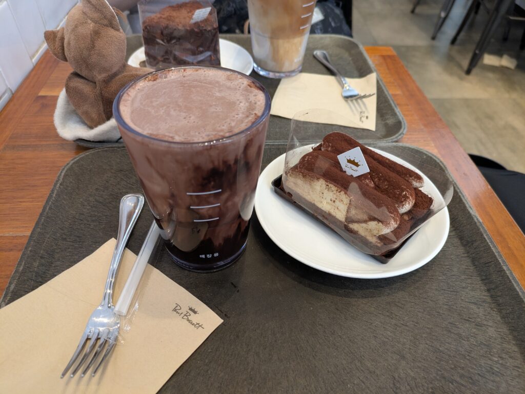 韓国のカフェでの軽食