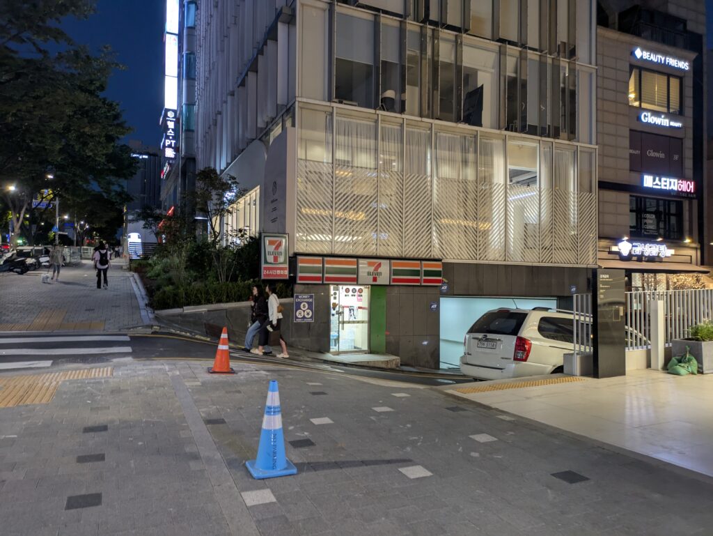 ホテル横の通り・セブンイレブン