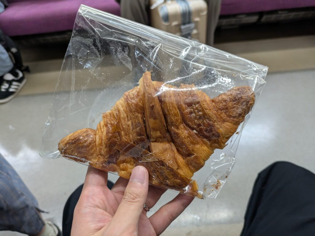 空港で買ったクロワッサン